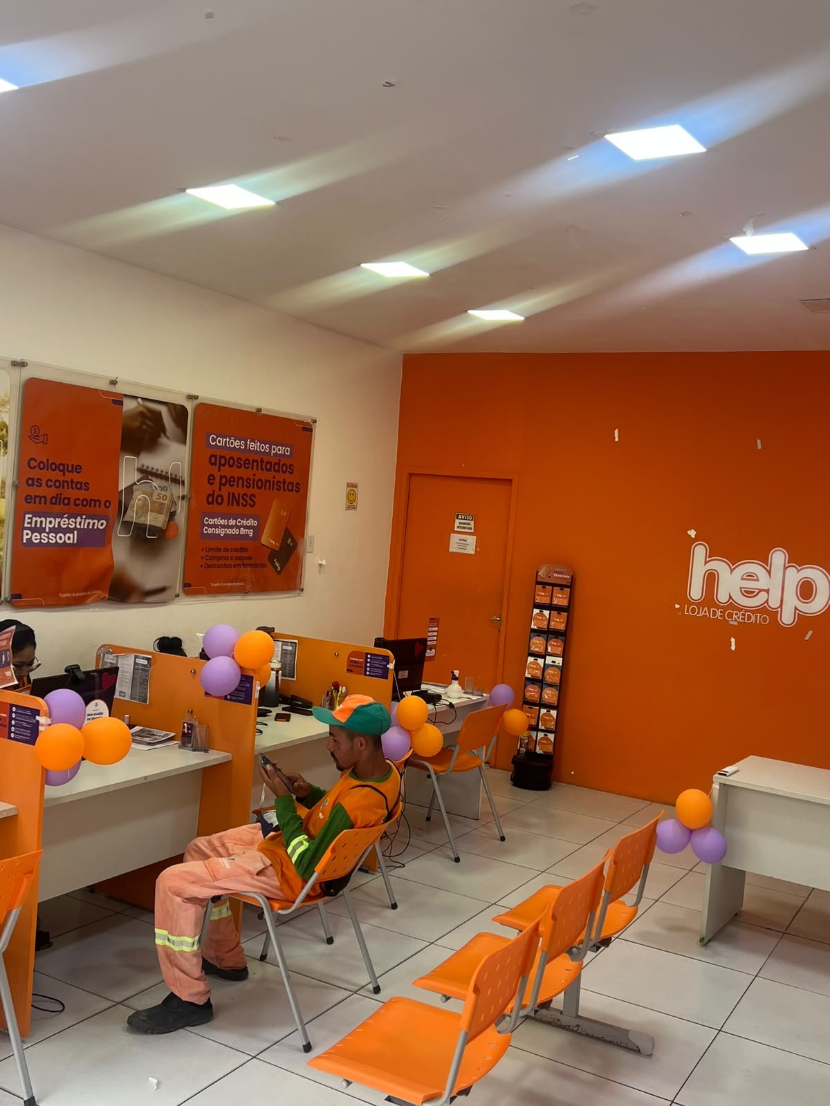Interior da loja help!, ambiente de atendimento a aposentados e pensionistas